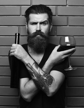 Hizmet ve restoran içecekler kavramı. Kırmızı cabernet veya merlot maço emin yüz sunar