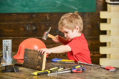 Yürümeye başlayan çocuk meşgul yüzündeki çekiç aracı evde atölye ile oynuyor. Çocuk şirin ve sevimli Oluşturucusu'nu veya repairer oynarken, onarma veya handcrafting. Kavram handcrafting. Çocuk Çocuk tamirci oynamak