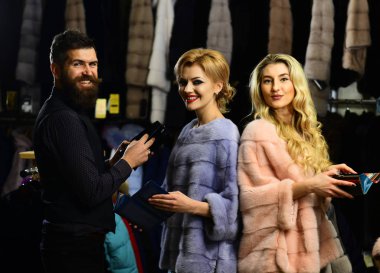 Adam ve kızı mutlu yüzler ile cüzdan tutun