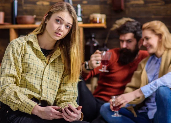 Adolescente hembra con guiños de ojos elegantes y pelo rubio brillante con traje juvenil, concepto de moda juvenil. Chica gastando revisando su nuevo gadget. Familia celebrando Navidad, concepto de estado de ánimo de vacaciones —  Fotos de Stock