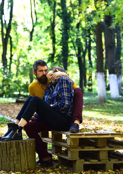Autumn time and love concept. Woman and man — Stock Photo, Image