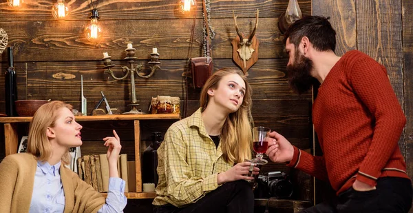 Mujer celosa de pareja en el amor, fondo de madera. Señora solitaria y soñadora pasar tiempo con pareja feliz en el amor. Concepto de relaciones y soledad. Pareja divertirse cerca de la mujer solitaria —  Fotos de Stock