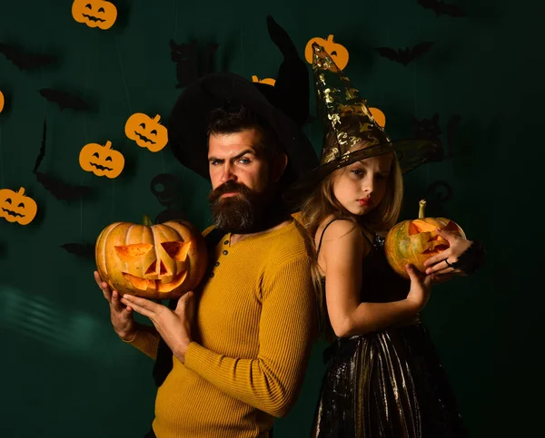 Halloween fest och fest koncept. Trollkarl och liten häxa — Stockfoto