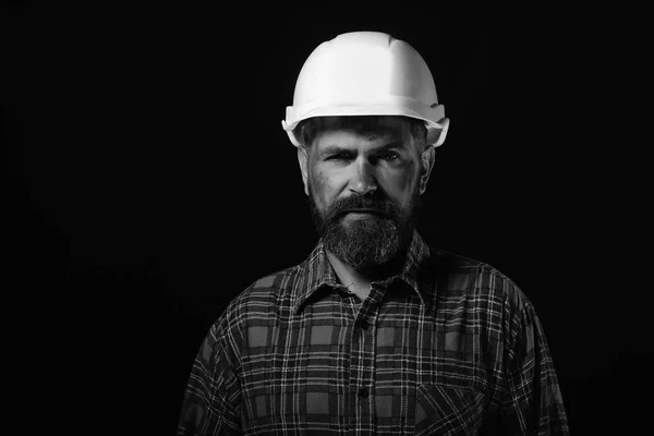 有厚胡子的建设者或修理工。劳动和重工业的概念。黑色背景的人与平静的脸表达隔离 — 图库照片