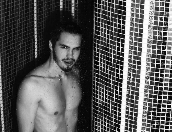 Guapo muscular sexy hombre lava en la ducha — Foto de Stock