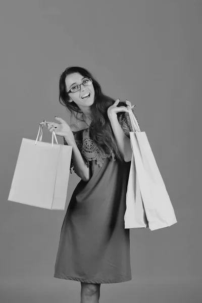 Dinheiro e conceito de compras. Menina com óculos inteligentes e rosto feliz — Fotografia de Stock