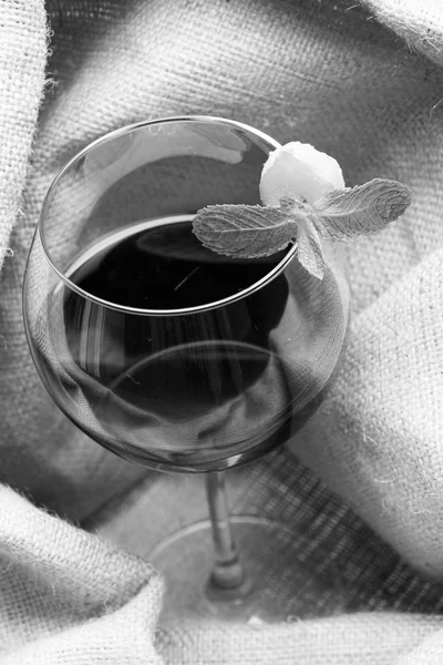 用玻璃装饰的新鲜葡萄酒。薄荷叶和姜在玻璃上。品酒师和品酒师 — 图库照片