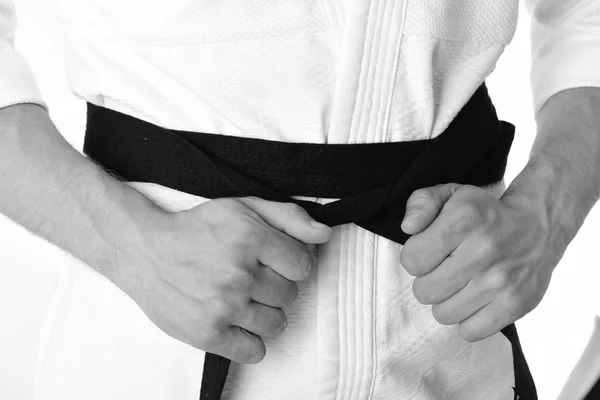 Luchador de karate con manos fuertes en forma se prepara para luchar. Karate japonés y concepto deportivo. Torso masculino y brazos deportivos — Foto de Stock
