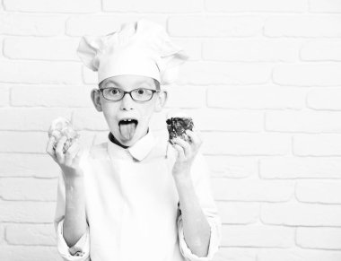 Lekeli tatlı aşçı çocuk.