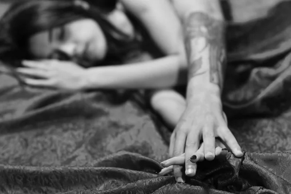 Aşk ve sex kavramı. Sıkı elele çift. Erkek ve dişi eller geçti