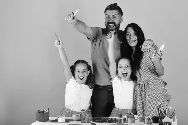 Artistas abrazos familiares y pintar juntos. Creatividad y concepto familiar. Chicas, hombre y mujer — Foto de Stock