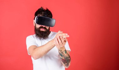 Vr sakallı adam çekim, kırmızı arka plan gözlük. VR gadget kavramı. Adam kafa monte görüntü çekimi topu bulunan sanal gerçeklik ile. Hipster meşgul yüz oynamak sanal gerçeklik