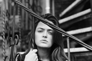 Güzellik ve sonbahar zaman kavramı. Emin taş merdivenle yüzünde kadınla.