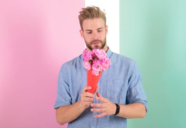 Adam için tarih hazır pembe çiçekler getir. Onun için en iyi çiçek. Kendine güvenen erkek arkadaşı buket tarih için bekleyen tutar. Maço buket romantik hediye olarak tutar. Adam onu bekleyen hoş romantik hediye getirmek