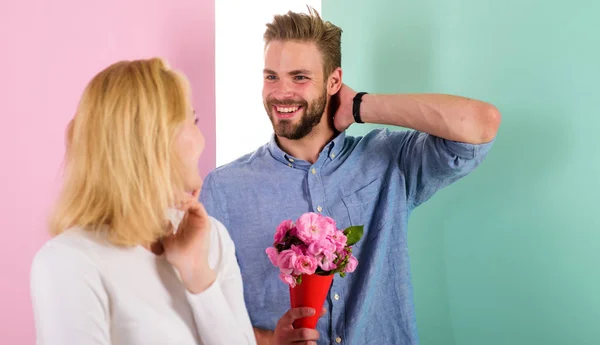 Macho aime surprendre les femmes. Homme prêt pour un rendez-vous parfait. Bouquet fleurs toujours agréable idée cadeau. Fille en attente de rendez-vous. Petite surprise pour elle. Petit ami apporter des fleurs de bouquet pour la surprendre — Photo