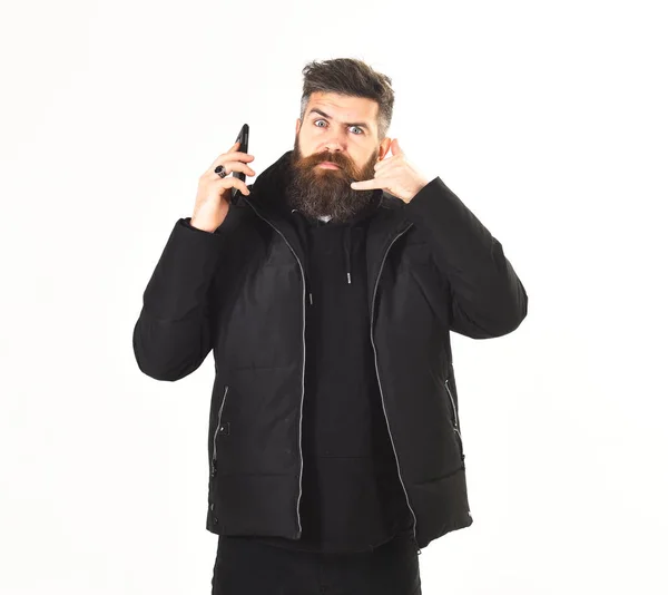 Conceito de tecnologia e comunicação. Homem com barba segurar móvel — Fotografia de Stock