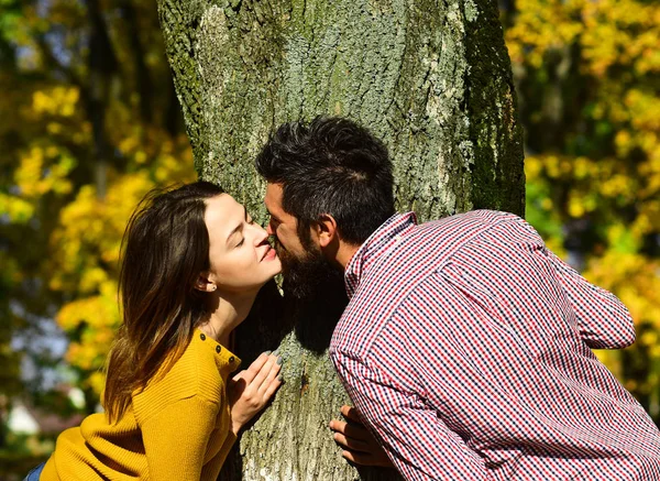 Jovem casal beijando com amor na natureza — Fotografia de Stock