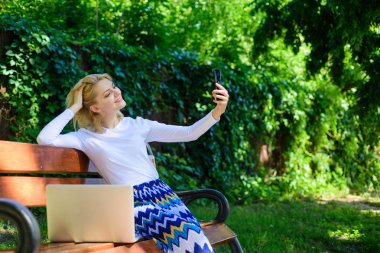 Kız serbest meslek başarılı blogger iş internet streaming proje online. Kadın parkta web günlüğü üzerinde çalışıyor. Onun blog için yeni içerik oluşturma. Kız blogger açık laptop ve smartphone ile çalışır