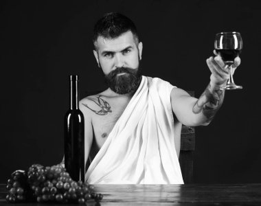 Sommelier içki tadı. Sakallı adam şarap kahverengi zemin üzerinde tutar..