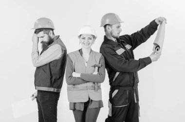 Builder, mimar, repairer iş yerinde tembel. Müfettiş çalışan hakkında hayal kırıklığına Oluşturucu. Erkek ve kadın kask içinde