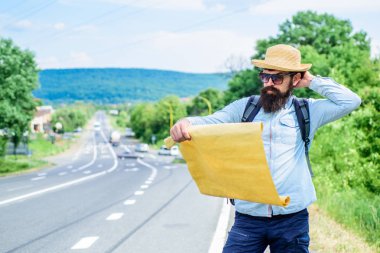 İzin yeterince tanımak bir yere yürüyüş için Ayrıntılar kaybol. Gelirken kayboldum. Turist backpacker kayıp yön seyahat eşleyin. Bütün dünyada. Yön Haritası büyük parça kağıt bulmak