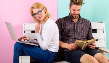 Öğrencilerin boş zaman eğitimi harcamak. Çift olan öğrenciler kitap ve dizüstü eğitim. Erkek ve kadın farklı öğrenme yaklaşımı kullanın. Modern öğrencilerin yanı sıra klasik ders kitapları dijital bir yaklaşım kullanın