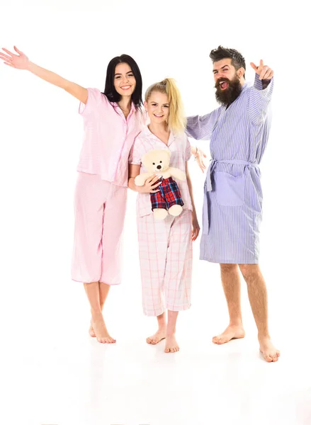 Mannen med skägg och mustasch, Söt blond och brunett flickor med leksak Björn full av energi. Flickor med skäggiga macho i pyjamas och morgonrock i morgon, isolerade vit bakgrund. Gott humör koncept — Stockfoto