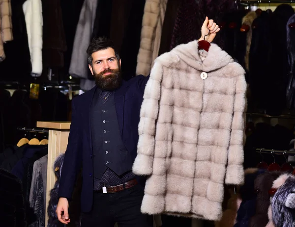 Άντρας με γένια και μουστάκι κατέχει παλτό. Χειμερινά ρούχα έννοια. — Φωτογραφία Αρχείου