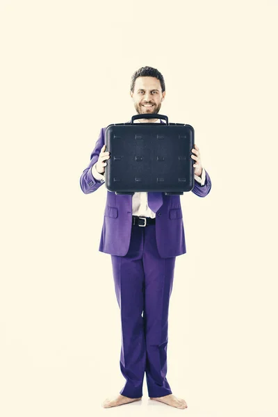 Geschäftshändlerkonzept. Mann im Anzug oder Geschäftsmann mit lächelndem Gesicht hält Aktentasche in der Hand — Stockfoto
