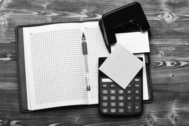 İleti örneği ve deri kaplı defter, boş sayfaları ile açın. Organizatör, hesap makinesi, zımba, Not kağıt ve kalem vintage yüzeyi
