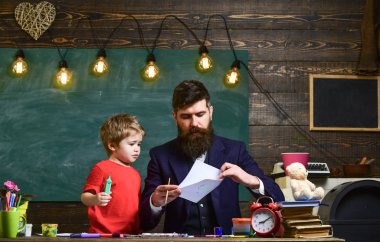 Çocuk ve meşgul yüz boyama, resim öğretmeni. Yetenekli sanatçı oğlu ile vakit geçirmek. Sakallı öğretmeni, sınıfta, kara tahta arka plan çizmek için küçük oğlu baba öğretir. Sanat ders kavramı