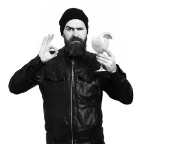 Alkollü içecek veya taze kokteyl bardak beyaz stüdyo arka plan üzerinde izole rock siyah stil holding bıyıklı acımasız beyaz hippi. Sakallı adam, uzun sakal