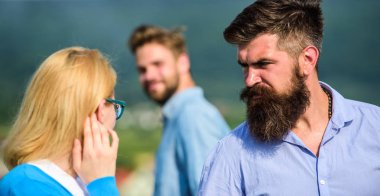 Koca kesinlikle yürüyüş sırasında başka bir adam bakarak karısını izliyor. Yoldan geçen hanıma gülümseyerek. Kıskanç kavramı. Kıskanç sakallı adam agresif çünkü kız yakışıklı yoldan geçen ilgi