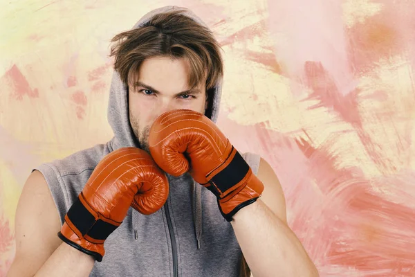 Esporte, caixa e conceito de luta. Boxer com trens faciais concentrados. Homem com cabelo bagunçado — Fotografia de Stock