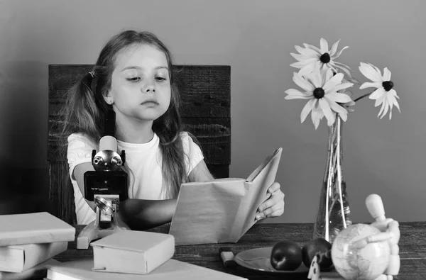 De volta ao conceito de escola e infância. Crianças e material escolar no fundo da parede verde — Fotografia de Stock