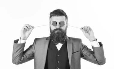 Beyaz arka plan üzerinde izole gözleri üzerinde kırmızı sevgi kalpleri tutan çekici olgun adam.