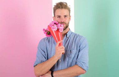 Adam için tarih hazır pembe çiçekler getir. Onun için bekleyen hoş romantik hediye bakalım çocuk. Onun için en iyi çiçek. Kendine güvenen erkek arkadaşı buket tarih için bekleyen tutar. Maço buket romantik hediye olarak tutar.