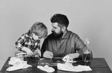 Temizlik faaliyetleri kavramı. Adam pembe bir arka plan üzerinde şirin çocuk ile.