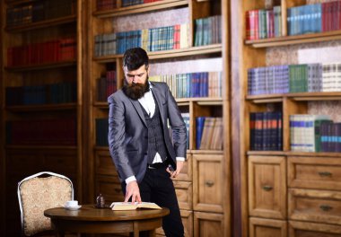 Ofisinde saygın yakışıklı adam.