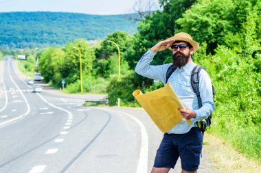 Nereye gitmem gerektiğini. Expeditor Dünya yön haritası tarafı için arıyorum. Expeditor backpacker haritasına bakmak yön seyahat. Dünya seferi. Harita yardımcı olur Eğer doğru yönü bulmak kaybol