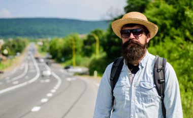 Adam hipster backpacker Otoban kenarında sakallı. Beni de yanına al. Gezgin için araba bekliyor onu yine de sadece daha iyi noktada damla almak. Dost gezginler için bak. Deneyimli seyahat ipuçları
