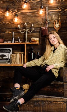 Bayan kareli giysiler içinde rüya gibi yüzünde sevimli ve rahat görünüyor. Kız erkek fatma harcamak zaman içinde hakem ev. Erkek Fatma kavramı. Ahşap vintage iç gündelik kıyafeti kız