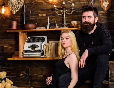 Çift gamekeepers evde, ahşap iç arka plan romantik akşamın. Aşık çift hugs, birlikte sarılma. Romantik kavramı. Kız ve erkek sakin yüzleri sıcak atmosferde dinlenmek