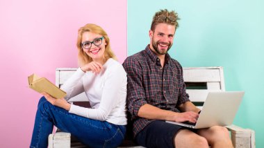 Kız koca freelancer laptop ile çalışırken hayatını tadını çıkarın. Yüz kitap çalışan erkeğin yakınındaki okuma gülümseyen kadın. Serbest faydaları. Adam Internet teknolojileri uzmanı serbest üzerinde çalışıyor..