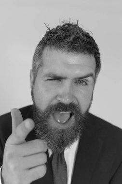 İş ve güven kavramı. Karanlık resmi elbiseli kızıl sakallı adam