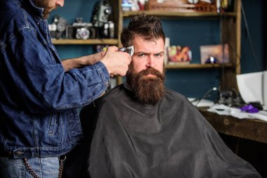 Clipper kırpma kıllı istemci Tapınağı berber. Hipster yaşam tarzı kavramı. Kuaför saç kesme makinesi ile saç modeli sakallı adam berber arka plan için çalışır. Hipster istemci Başlarken saç kesimi