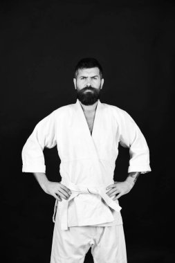 Siyah arka plan üzerine beyaz kimono adam. Üniformalı katı yüz karate adam. Jiu Jitsu master