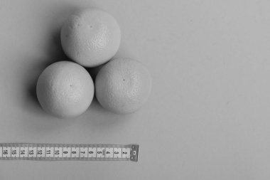 Portakal uzun ölçüm bandı yeşil arka planda, TOPVIEW yakınındaki. Portakal mavi renkli şerit metre yakınındaki desen yaptı