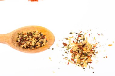 Kaşık mutfak otlar karışımı ile dolu. Kaşık mutfak otlar yakın beyaz zemin üzerine karışımı dolu. Baharat, mutfak otlar karışımı ahşap tam dışında yapılan kaşık. Baharat ve baharat kavramı