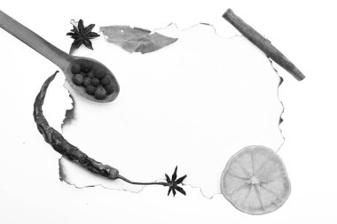 Gıda sanat kavramı. Kağıt üzerinde baharat bileşimi. Tahta kaşık karabiber topları, tarçın, Anason yıldız ile